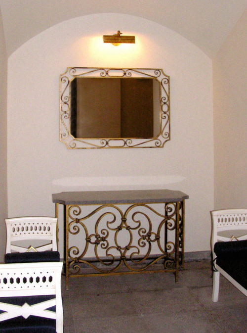 Комплект кованой мебели: стол-консоль и зеркало в кованом окладе.