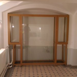 Витрина из стального профиля с бронированным стеклом.