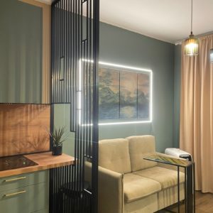 Металлическая перегородка на кухне индивидуального изготовления.