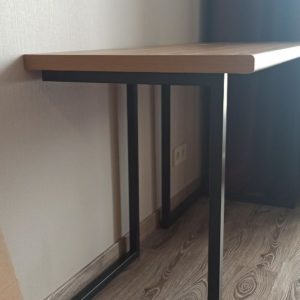 Стол на стальных ножках из профильной трубы